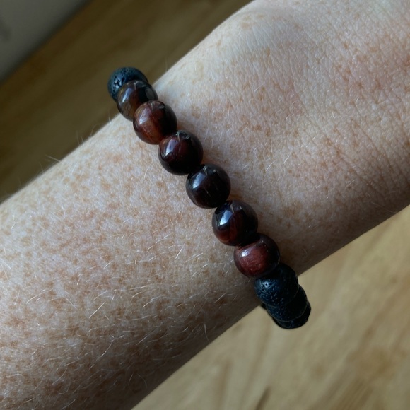 Lava rock diffuser bracelet with red tigers eye beads - Picture 3 of 6